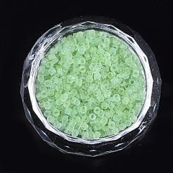 透明なガラスシリンダービーズ  シードビーズ  つや消し色  丸い穴  薄緑  1.5~2x1~2mm  穴：0.8mm  約8000個/袋  約85~95 G /袋&nbsp;SEED-Q036-01A-L01