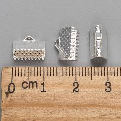 アイアン製カシメリボン止めエンドパーツ  銀色のメッキ  約7mm長  10 mm幅  穴：2mm&nbsp;X-E143Y-S