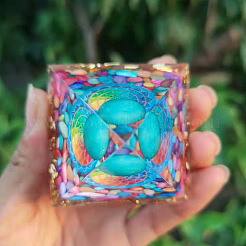 オルゴナイトピラミッド樹脂エネルギー発生器  レイキの天然シェルチップが入っており、ホームオフィスのデスクの装飾に最適です。  50mm&nbsp;PW-WG03459-01