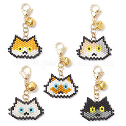 手作りガラスシードビーズ猫の頭の形ペンダント装飾5個  合金製のロブスタークロウ留め金とベルチャーム付き  ゴールドカラー  46.5mm&nbsp;HJEW-MZ00366