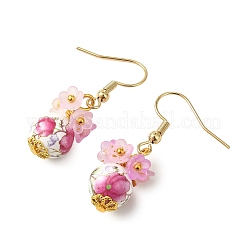 手作りの花柄磁器セラミックダングルイヤリング  花  つや消しの透明なアクリルビーズ付き  真鍮製の花型ビーズキャップと304ステンレススチール製のピアスフック  ゴールドカラー  ピンク  35x12mm&nbsp;EJEW-JE07288-01