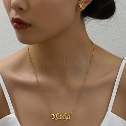 ステンレススチールの文字Kスタッドピアスとワードカディージャペンダントネックレスセット（女性用）  ゴールドカラー  ネックレス：19.29インチ（49cm）  イヤリング：0.43x0.39インチ（1.1x1cm）&nbsp;ES0413-1
