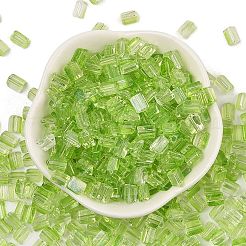 透明なスプレー塗装ガラスシードビーズ  三角形  芝生の緑  6x5x4.3mm  穴：1.2mm  約2368個/ポンド&nbsp;SEED-L011-10A-06