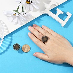 ヴィンテージ調節可能な鉄の花の指リングコンポーネント合金カボションベゼルのセッティング  カドミウムフリー＆ニッケルフリー＆鉛フリー  アンティークブロンズ  フラットラウンドトレイ：14mm  17mm&nbsp;X-PALLOY-O036-01AB-NF