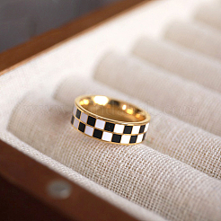 黒と白のチェッカーボード柄ステンレススチールエナメル指輪  ゴールドカラー  usサイズ8（18.1mm）&nbsp;FS-WG83B81-03