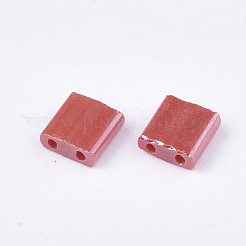 2穴不透明ガラスシードビーズ  光沢のある  正方形  ファイヤーブリック  5x4.5~5.5x2~2.5mm  穴：0.5~0.8mm&nbsp;SEED-S023-07J