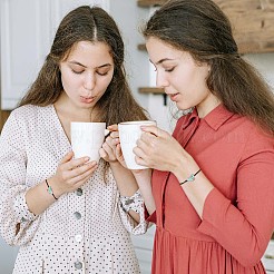 2 個真鍮エナメルバタフライリンクブレスレットセット  女性のための調節可能なBFFブレスレット.  ゴールドカラー  シアン  4-3/4~9インチ（12~23cm）&nbsp;JB730B