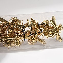 ラックメッキ真鍮チャーム  丸カン付き  カドミウムフリー＆ニッケルフリー＆鉛フリー  蜂  18KGP本金メッキ  18x25x3.5mm  穴：3.2mm&nbsp;KK-H431-33G
