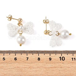 ガラスシードビーズとシェルパールビーズのドロップピアス  蝶結び  女性のための真鍮のスタッドピアス  ホワイト  27~28x22~23mm&nbsp;EJEW-MZ00766-02