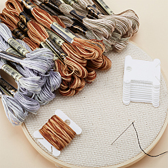 30 かせ 3 色 6 層ポリエステル刺繍糸  クロスステッチの糸  セグメント染め  プラスチック糸巻きボード14個付き  ミックスカラー  0.5mm  約8.75ヤード（8m）/かせ  10 かせ/色&nbsp;OCOR-GF0003-43A