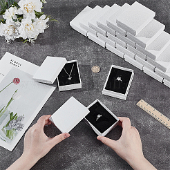 スポンジが入った厚紙紙のジュエリー収納ボックス  ギフトパッケージ用品  長方形  ホワイト  9.3x7.1x2.75cm&nbsp;CON-WH0112-013
