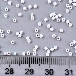 Fgb 11/0グレードaベーキングペイントガラスシードビーズ  シリンダー  均一なシードビーズサイズ  不透明な色の虹  ホワイト  1.5x1mm  穴：0.5mm  約20000個/袋&nbsp;SEED-S030-0401