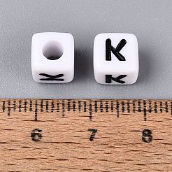 不透明なアクリルビーズ  番号の立方体  エナメル  ブラック  文字k  7.5~8x7.5~8x8~8.5mm  穴：3.6~4mm  約1200個/500g&nbsp;SACR-N020-04A-K