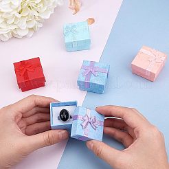 バレンタインデーには、パッケージの厚紙リングボックスを表示します  サテンリボンは、外部ちょう結びに  正方形  ミックスカラー  4.1x4.1x2.6cm  4色  8個/カラー  32個/セット&nbsp;CBOX-NB0001-15