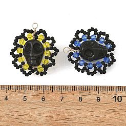 ゴシック調のガラスシードビーズと合成ターコイズのペンダント  花柄のスカルチャーム  ガラスと銅線を使用  多面カット  ライトゴールド  ミックスカラー  29x26x13.5mm  穴：2.5mm&nbsp;PALLOY-MZ01428