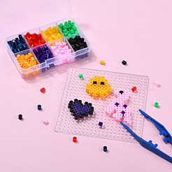8色のDIYヒューズビーズキット  正方形のabcプラスチックペグボード付き  アイロン用紙とプラスチックピンセット  ミックスカラー  5x5mm  穴：3mm  480pc&nbsp;DIY-X0295-01A-5mm