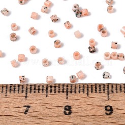 スプレー塗装されたピカソの円筒ガラスシードビーズ  ライトサーモン  1x1.7mm  穴：0.9~1mm&nbsp;GLAA-T028-12A-04