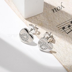 ラックメッキ真鍮マイクロパヴェクリアキュービックジルコニアスタッドピアス  ハート  アルファベットのO  8.5x9.5mm&nbsp;EJEW-K299-01P-O