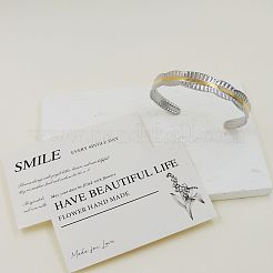 ツートンカラーの304ステンレススチール製フリルエッジカフバングル  女性用ストライプ柄カフバングル  ゴールデン·ステンレス鋼色  内径：2.48インチ（6.3cm）&nbsp;WGC6FA0-01