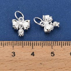 花のチャームが付いたスターリングシルバーの蝶結び925個  丸カンとスタンプ925個付き  銀  11x10x3.5mm  穴：4mm&nbsp;STER-P071-10S