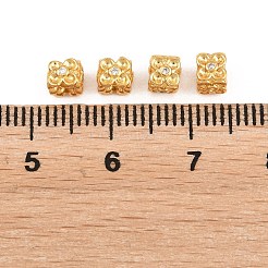 真鍮マイクロペーブクリアキュービックジルコニアビーズ  花を持つキューブ  18KGP本金メッキ  4x4.5x4.5mm  穴：1.9mm&nbsp;KK-Z162-09G