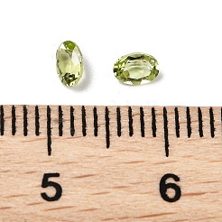 ファセット加工された天然ペリドットカボション  後ろ向き  楕円形  4x3x2mm&nbsp;G-I295-05C-16B-06