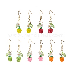 手作りのガラスシードビーズのリンゴのダングルイヤリング  アクリルの葉と樹脂の花、304ステンレススチールのピアスフック付き  ゴールドカラー  ミックスカラー  40x7.5mm&nbsp;EJEW-MZ00575