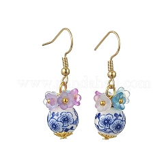 手作りの花柄磁器セラミックダングルイヤリング  花  つや消しの透明なアクリルビーズ付き  真鍮製の花型ビーズキャップと304ステンレススチール製のピアスフック  ゴールドカラー  ブルー  35x12mm&nbsp;EJEW-JE07288-02