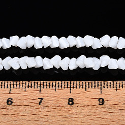 オペークガラスビーズ連売り  三角形  多面カット  ホワイト  3~3.5x4~4.5x4~4.5mm  穴：0.8mm  約121~131個/連  14.37~15.35インチ（36.5~39cm）&nbsp;LS-GLAA-N019-4mm-03