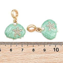 合金エナメルヨーロピアンダングルチャーム  クリスタルラインストーンとABS樹脂製イミテーションパールビーズを使用した、貝殻型の大きな穴の開いたペンダント  ラックめっき  長持ちメッキ  ゴールドカラー  ミディアムアクアマリン  29.5mm  穴：4.5mm&nbsp;AL-CBAC2D3-04G-02