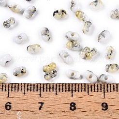 ツートンカラーのベーキングペイントガラスシードビーズ  丸い穴  ピーナッツ  淡いチソウ  4.5x2.5x2.5mm  穴：1mm  約4500個/ポンド&nbsp;SEED-C003-01P