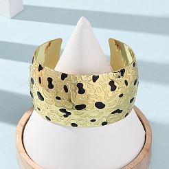 ハンマー仕上げの真鍮製エナメルカフバングル  女性用幅広バングル  ヒョウ柄  カドミウムフリー＆鉛フリー  長持ちメッキ  ラックめっき  18KGP本金メッキ  内径：2.28インチ（5.8cm）&nbsp;BJEW-A163-05G