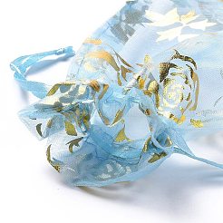 オーガンジー巾着ジュエリーポーチ  結婚披露宴のギフトバッグ  四角形に金箔押しバラ模様  ライトスカイブルー  15x10x0.11cm&nbsp;OP-I001-C01