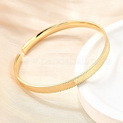 女性のための真鍮製のカフバングル  六角形の模様が入った  鉛フリー＆カドミウムフリー  ラックめっき  長持ちメッキ  18KGP本金メッキ  1/4インチ（0.55cm）  内径：2-3/8インチ（6cm）&nbsp;BJEW-G742-01G