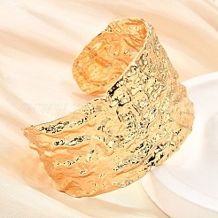 304ステンレススチールオープンバングル  女性用幅広バンドバングル  テクスチャー  ゴールドカラー  1-5/8インチ（4.1cm）  内径：2-3/8インチ（5.9cm）x2-1/2インチ（6.4cm）&nbsp;BJEW-D308-02G-C