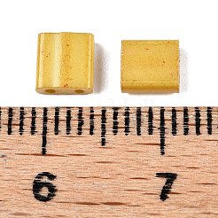 2穴ベーキングペイントガラスシードビーズ  正方形  ゴールデンロッド  5x4.5~5.5x2~2.5mm  穴：0.5~0.8mm&nbsp;SEED-S023-17C-22