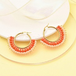 304ステンレススチールとボヘミアンビーズのファンフープピアス（女性用）  ゴールドカラー  レッドオレンジ  43.5x50x4.5mm  ピン：0.8mm&nbsp;EJEW-R001-01G-04