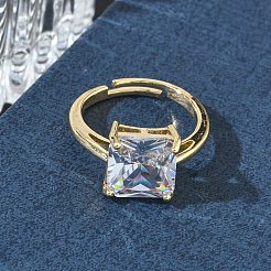真鍮と透明なキュービックジルコニアの指輪  長持ちメッキ  正方形  ゴールドカラー  スクエア：10x10.5mm  内径：18mm&nbsp;CU-CBA7E55-13G