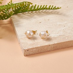 天然パールのスタッドピアス  女性のための黄金の銅線ラップジュエリー  貝殻色  10~15.5x8~9.5mm  ピン：0.7mm&nbsp;EJEW-JE05199