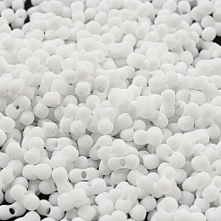 マカロンカラー不透明フロストガラスシードビーズ  ピーナッツ  ホワイト  6x3x3mm  穴：1.2mm  約4000個/ポンド&nbsp;SEED-K009-12B-17