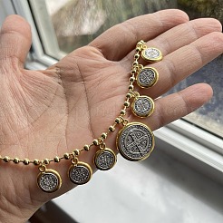 宗教的なフラットラウンドの聖ベネディクト柄の真鍮ペンダントネックレス（女性用）  アンティークシルバー＆ゴールデン  17.32インチ（44cm）&nbsp;FS-WG05AEE-01