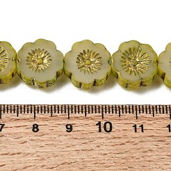 ピカソ風焼き絵具と金色の金属を編み込んだガラスビーズの連  花  黄緑  14x14.5x5mm  穴：0.9mm  約29個/連  15.94''（40.5センチメートル）&nbsp;GL-CBA98F0-04A