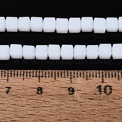 不透明なフロスト ガラス ビーズ 連売り  キューブ  多面カット  ホワイト  4~4.5x4~4.5x4~4.5mm  穴：1~1.2mm  約97~98個/連  16.14~16.54インチ（41~42cm）&nbsp;GLAA-N072-01A-B01