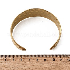 304ステンレススチール製のワイドオープンカフバングル  女性用幅広バングル  ハンマードドット  18KGP本金メッキ  内径：2.38x1.89インチ（6.05x4.8cm）&nbsp;BJEW-K264-08G