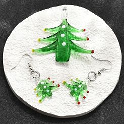 クリスマス手作りランプワークジュエリーセット  ダングルピアスとペンダント  真鍮のピアスフックと丸カン付き  クリスマスツリー  グリーン  ピアス：46mm  ピン：0.6mm  ペンダント：54~58x40~46x11.5mm  穴：5mm&nbsp;SJEW-G076-01P