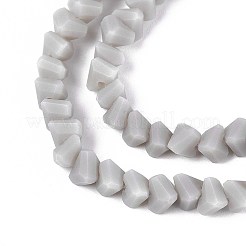曇った不透明なガラスビーズの連売り  三角形  多面カット  ライトグレー  3~3.5x4~4.5x4~4.5mm  穴：0.8mm  約121~131個/連  14.37~15.35インチ（36.5~39cm）&nbsp;GLAA-N017-4mm-21
