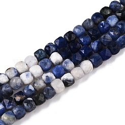 グラデーションカラーの天然ソーダライトビーズ連売り  多面カット  キューブ  4~5x4~5x4~5mm  穴：0.8mm  約92~105個/連  14.96~15.35インチ（38~39cm）&nbsp;G-N342-114