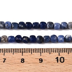 グラデーションカラーの天然ソーダライトビーズ連売り  多面カット  キューブ  4~5x4~5x4~5mm  穴：0.8mm  約92~105個/連  14.96~15.35インチ（38~39cm）&nbsp;G-N342-114