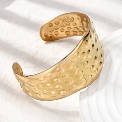304ステンレススチール製のワイドオープンカフバングル  女性用幅広バングル  ハンマードドット  18KGP本金メッキ  内径：2.38x1.89インチ（6.05x4.8cm）&nbsp;BJEW-K264-08G