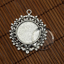 DIYの肖像画のペンダント作りのために25 mmのクリアドーム型のガラス製カボションカバーと合金の花の空白のセッティング  カドミウムフリー＆ニッケルフリー＆鉛フリー  アンティークシルバー  ペンダント：49x41mm  穴：2mm  トレイ：25mm&nbsp;DIY-X0141-AS-NR